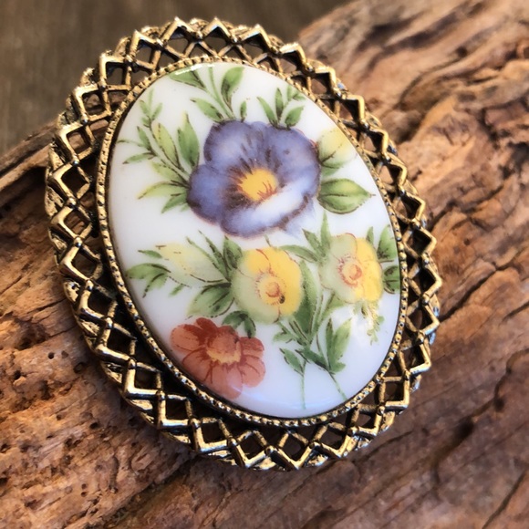 Vintage Floral Cameo Pin / Pendant Milk Glass - Picture 5 of 11